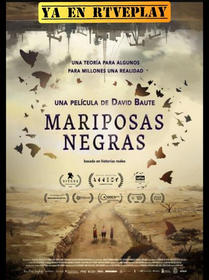 Alt: cartel de la pelicula mariposas negras de David Baute, ganadora de un goya este año. Se puede ver en un fondo amarillo que evoca un clima desertico un camino por el centro donde 3 mujeres racializadas estan juntas. en la parte superior se ve el titulo de mariposas negras y alrededor figuras de mariposas negras revoloteando. En la parte, superior y boca abajo se ven sombras de maquinas en un mundo industrial