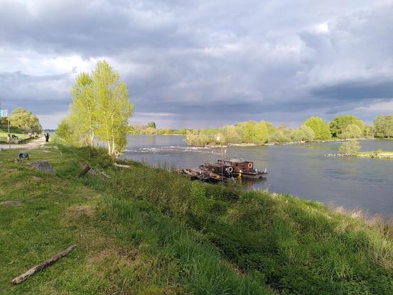 Vue de la Loire depuis la berge où est installé la guinguette de Meung-sur-Loire.
On peut y voir quelques bateaux de marinier amarrés le long de la berge.
En fond, un ciel chargé de nuages nuages qui nous a épargnés lors de notre sortie vélo