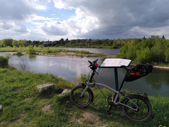 Mon vélo posé contre un panneau d'information sur une berge, le long de la Loire proche de St Hilaire St Mesmin, sur le trajet de la Loire à vélo