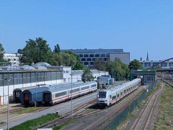 Parqué en rang d'oignon dans l'entrepôt talgo de Warschauer Strasse : un train de nuit suédois, des voitures IC1, un ICE L de talgo neuf mais pas encore en service