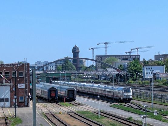 Parqué en rang d'oignon dans l'entrepôt talgo de Warschauer Strasse : un train de nuit suédois, des voitures IC1, un ICE L de talgo neuf mais pas encore en service