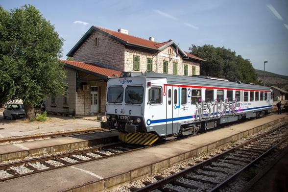 A series 7122 diesel railcar (former SJ Y1) waiting in the station of Perković for the next regional service to Šibenik.