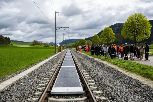 Ce sont 48 panneaux solaires qui ont été installés sur les rails.