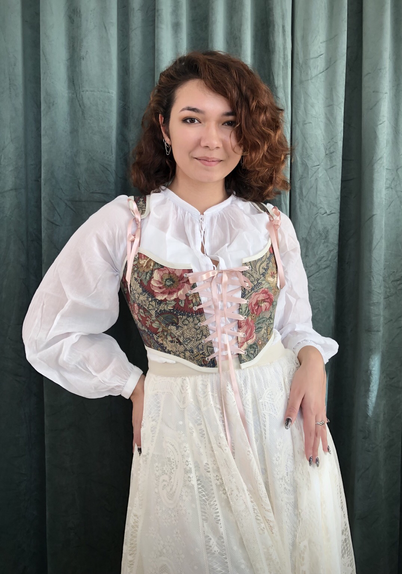 Anaïs Noy portant un haut corset d'inspiration historique avec motifs floraux