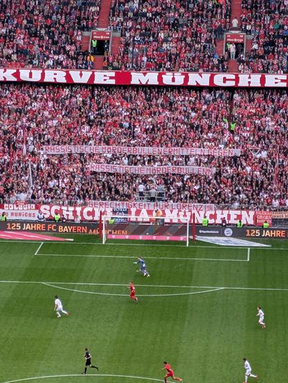 Ultras-Banner veim Spiel FC Bayern gegen Mainz 05 mit Aufschriften: "Rassistische Mörderbullen ermitteln gegen rassistische Mörderbullen“ und „Gerechtigkeit für Lorenz