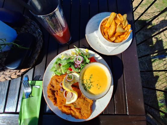 Schnitzel ,,Wiener Art" mit Sauce Hollondais und Pommes.