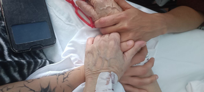 Fotografía de las manos de mi hermana, mi madre, y mía, en el hospital, tras recibir la noticia del diagnóstico de nuestra madre.