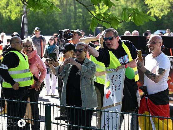 Der Gegenprotest wird bepöbelt