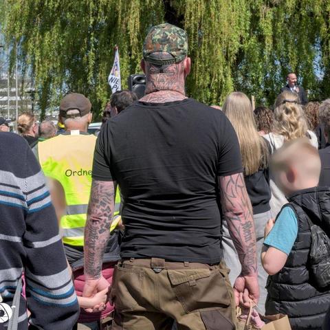 Ein Neonazi in der Versammlung mit seinen Kindern