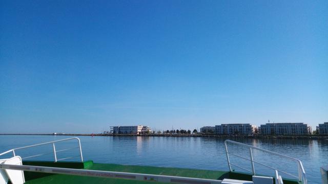 Blick von der Fähre auf das Wasser in Warnemünde