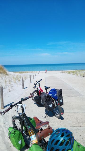 Blick auf die Ostsee über den Strand. Im Vordergrund unsere Reiseräder