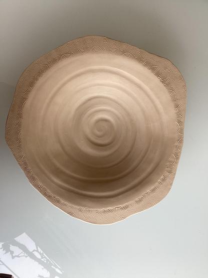 Runde Schale mit Spirale und einem unregelmäßigen Rand mit Muster