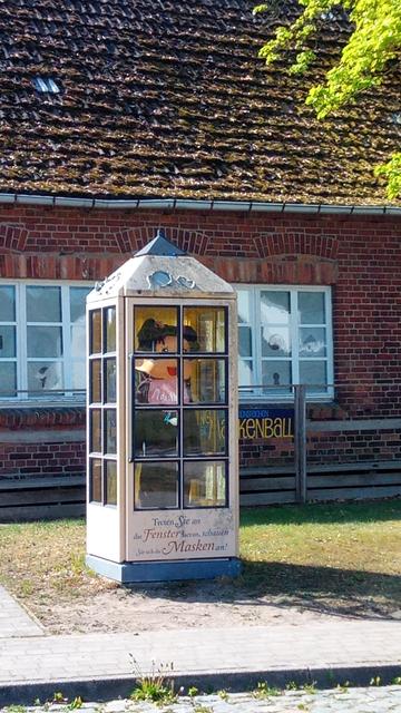 Telefonzelle mit Puppe