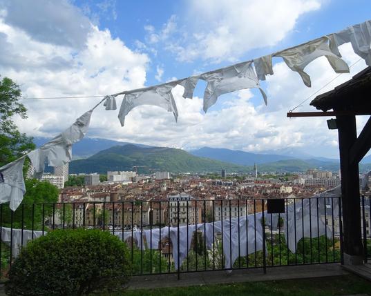 Toujours un détail de l'oeuvre "Mon rêve caché", qui ressemble à une gigantesque lessive de chemises blanches qui sèche au dessus de la ville (les jardins du Musée Dauphinois sont au dessus de la ville)