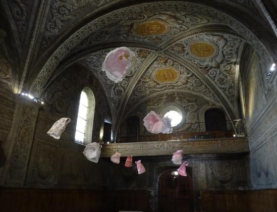9 robes roses de petites filles suspendues au plafond de la chapelle baroque du Musée Dauphinois (17ième siècle). L'oeuvre s'appelle "J'aimerais tant éclore"