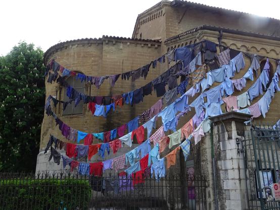 Détail de l'installation "oiseaux de passages" constituée de chemises collectées dans la région de Grenoble qui forme une grande aile sur toute la façade de l'ancienne église devenue musée 