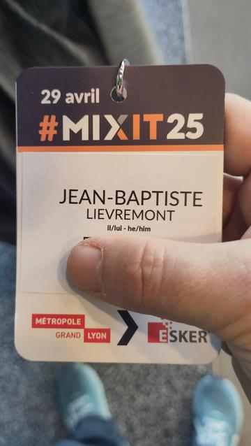 Mon badge pour MiXiT en cette édition 2025, avec les sponsors badge : la Métropole Grand Lyon et Esker