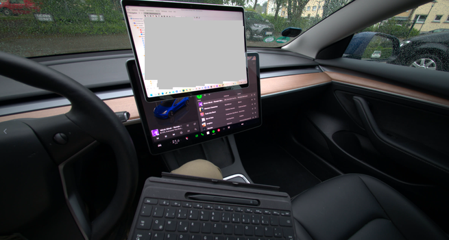 Ein Surface Pro in einem Model 3, mittig auf dem Bildschirm aufgehängt. 