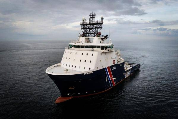 Die ABEILLE NORMANDIE, ein von der französischen Marine gecharterter Such- und Rettungs-Schlepper dümpelt in ruhiger See.