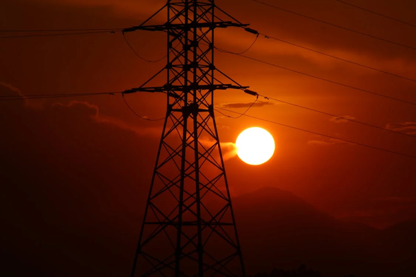 Immagine presa da https://www.pexels.com/photo/silhouette-of-an-electric-tower-during-sunset-11175754/