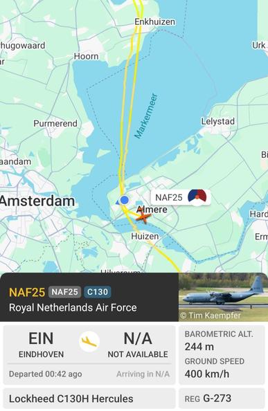 Schermprint van Flightradar24. Groot militair vliegtuig kwam heel laag over Almere. Ondertussen is hij weer terug in Eindhoven. 