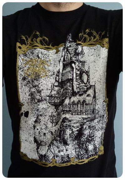 T-shirt du groupe Crépuscule d'Hiver pour l'album "Par-Delà Noireglaces et Brumes-Sinistres". 
Visuel de Black Métal donc c'est pas lisible et sombre. 
On retrouve une citadelle médiévale en style gravure devant avec le nom du groupe en doré (je pense) et dans le dos c'est lisible avec un logo plus simple.