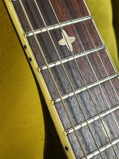 Gitarrengriffbrett aus Palisander mit Ahorn-Einlagen. Echtes Zelluloid Binding. Detailaufnahme.