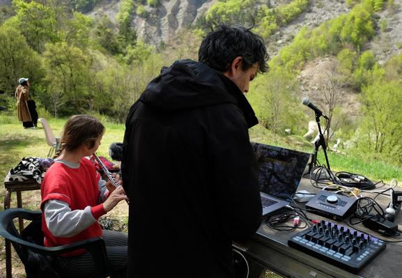 Photo de 2 musiciens jouant de la flûte et de programmes électro-acoustiques sur le site des trompes du Faï