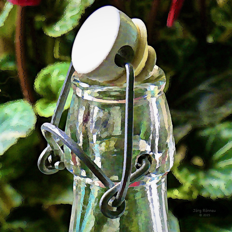 Das Bild zeigt die Nahaufnahme des Verschlusses einer Glasflasche mit Drahtbügel und weißem Porzellanknopf. Der Hintergrund ist unscharf und zeigt grüne Blätter. Die Darstellung ist malerisch und wirkt im Stil eines gemalten Gemäldes.