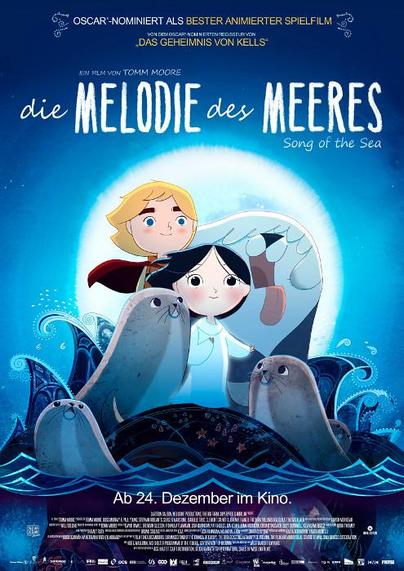 Das Bild zeigt das Kinoplakat zum Animationsfilm **„Die Melodie des Meeres“ (Originaltitel: *Song of the Sea*)**, einem Film von Tomm Moore.

Im Zentrum des Plakats stehen zwei Kinder – ein blonder Junge mit rotem Umhang und ein jüngeres Mädchen mit schwarzem Haar und weißem Gewand. Umgeben sind sie von mehreren Seehunden, die aus den stilisierten Wellen des Meeres auftauchen. Die Gestaltung ist märchenhaft und detailverliebt, mit geschwungenen Linien und keltisch inspirierten Ornamenten, typisch für den Zeichenstil von Cartoon Saloon.

Der Hintergrund zeigt einen leuchtenden Vollmond, der die Figuren sanft beleuchtet und ihnen eine fast magische Ausstrahlung verleiht. Die Farben sind hauptsächlich in Blau- und Türkistönen gehalten und erzeugen eine geheimnisvolle und träumerische Atmosphäre.

Oben auf dem Plakat steht:  
**„OSCAR®-NOMINIERT ALS BESTER ANIMIERTER SPIELFILM“**  
sowie ein Verweis auf Tomm Moores vorherigen Film:  
**„VOM OSCAR®-NOMINIERTEN REGISSEUR VON ‚DAS GEHEIMNIS VON KELLS‘“**  

Der Titel **„die MELODIE DES MEERES“** ist groß und elegant in Weiß und Hellblau geschrieben, begleitet vom englischen Originaltitel *Song of the Sea*.  

Am unteren Rand steht in weißer Schrift:  
**„Ab 24. Dezember im Kino.“**

Das Plakat vermittelt einen Eindruck von Magie, Naturverbundenheit und einer emotionalen, fantastischen Geschichte – passend zum keltisch inspirierten Märchen, das der Film erzählt.