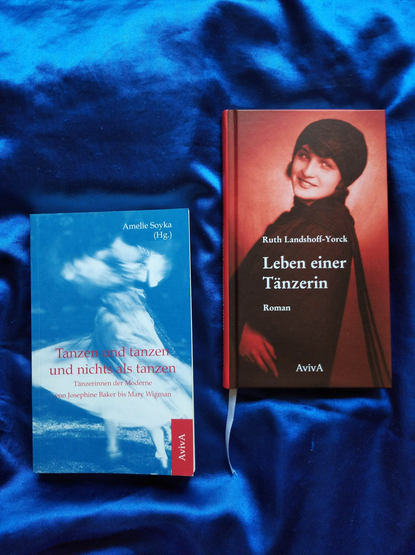 Auf einem blauen Tuch liegen nebeneinander die Bücher "Tanzen und tanzen und nichts als tanzen" (Hg. Amelie Soyka) und "Leben einer Tänzerin" (Ruth Landshoff-Yorck)