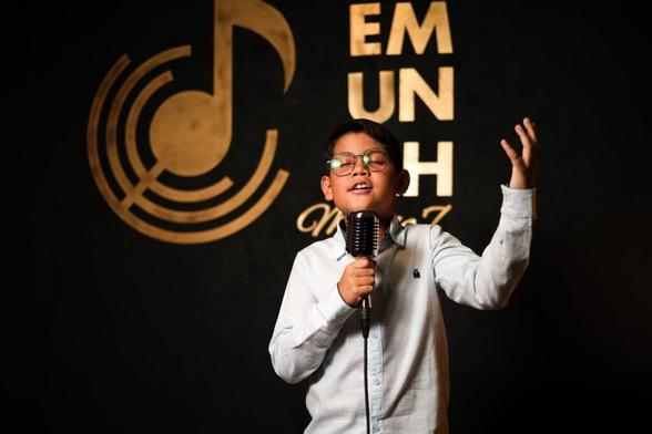 Samuel Moraes, de apenas 8 anos, grava seu primeiro cover gospel e prepara o lançamento de seu primeiro single. Foto: Divulgação.