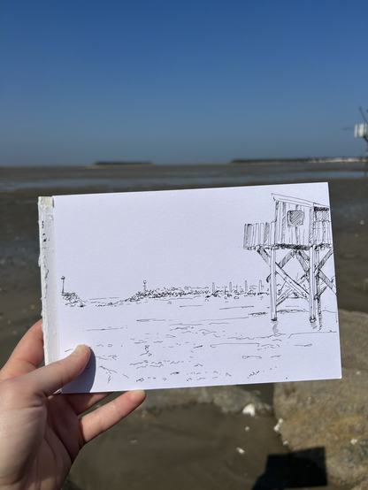 Maison de pêche et plage à marée basse