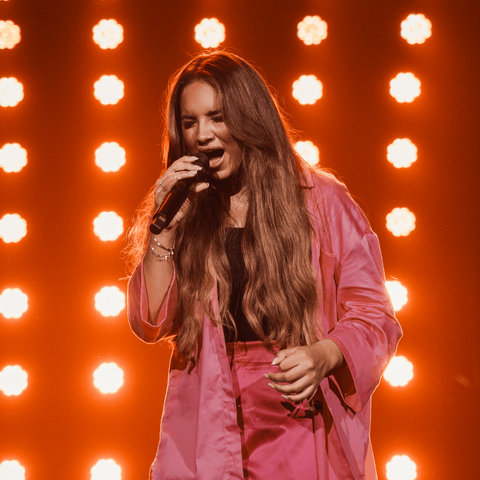 Em sua nova música, “Não Pare de Adorar”, apresentada recentemente, Sarah Beatriz canta sobre o poder da adoração. Foto: Divulgação.