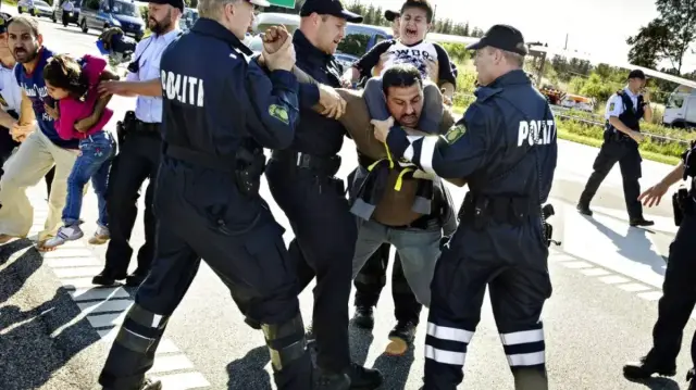 La police danoise arrêtant une personne exilée.