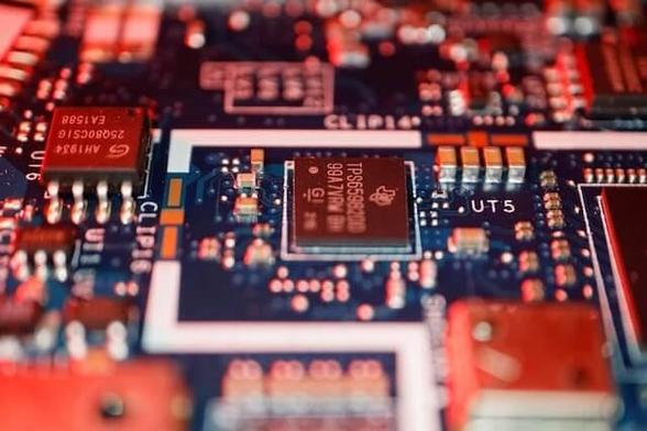 Trump officials may scrap a Biden-era rule that splits countries into tiers to control AI chip exports, potentially reshaping global access to advanced semiconductors and U.S. tech leverage. #AI #Chips #Semiconductors #TechPolicy #USChina #ExportControls #ArtificialIntelligence #TechNews
