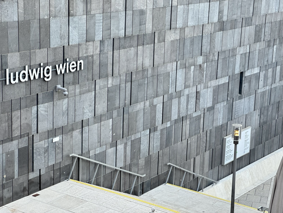 An der markanten grauen Fassade des Wiener Museums Mumok ist ein Teil eines Schriftzugs zu lesen: „ludwig wien“.