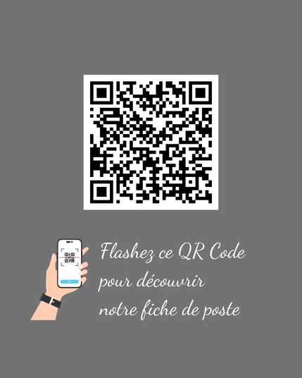 QR code noir et blanc centré sur fond gris. En bas : main tenant un smartphone et texte « Flashez ce QR Code pour découvrir notre fiche de poste ».
