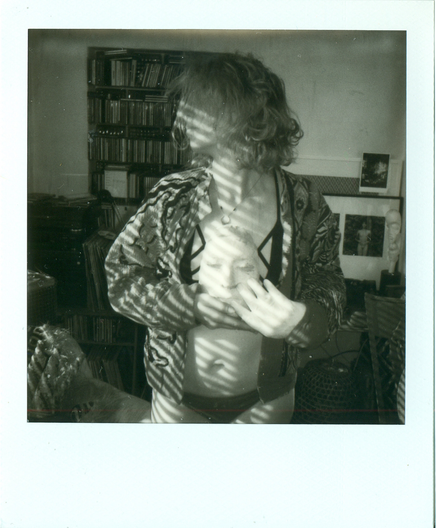 La même pose avec Nath. tenant le plâtre de Leslie avec sa main et la mienne, en plâtre aussi... Avec le Polaroïd 600 et flash.