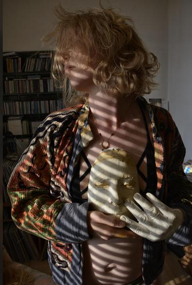 La même pose avec Nath. tenant le plâtre de Leslie avec sa main et la mienne, en plâtre aussi... Avec le Nikon d800