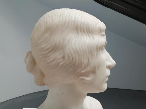 Obra de Daniel Alegre. Escultura en mármol (busto) de una mujer titulada 'Una cubana' (1918). Museo Municipal de Santander (Cantabria)