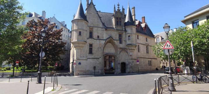 Petit chateau dans le centre de paris, en réalité la bibliothèque Forney et lieu d'expositions