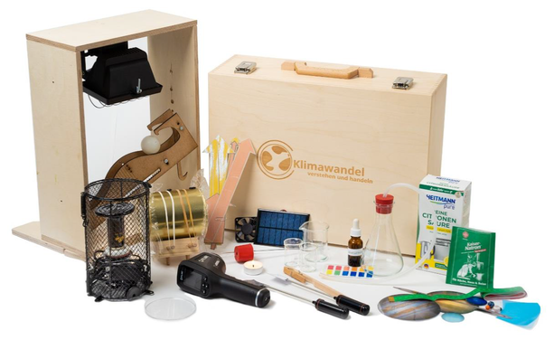 Holzkoffer mit Materialien wie Wärmebildkamera, Teststreifen, Pipette und Glaskolben etc.