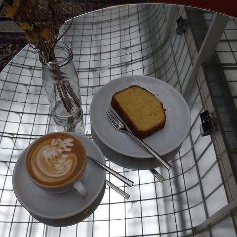 Kaffee und Kuchen auf einem Glastisch