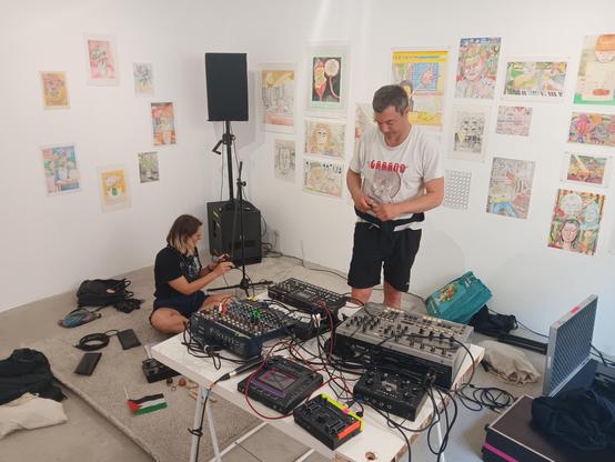 Satin 2000 et Clomo Rosso en train de faire leur installation d'instruments dans la gallerie.