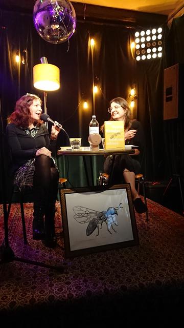 Anna Kalmbach und Fee Kanzler sitzen am Lesungstischchen in angeregtem Gespräch.