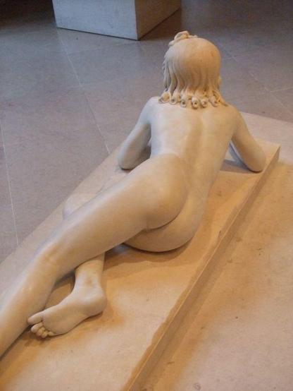 the sculpture seen from behind 
