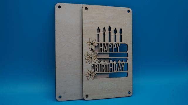 Zweiteiliges Holzschild im Happy-Birthday-Design mit Kerzen und Blumen, gelasert aus hellem Holz, vorbereitet zur Verschraubung.
