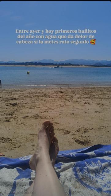 Foto de mis pies sobre la arena de la playa, y el mar al fondo