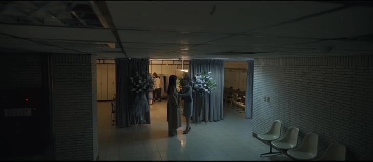 影像製作 Credit 
製作 PRODUCTION｜Spacebar Studio
監製 EXECUTIVE PRODUCER｜黃世萱 / 林沁兒
行政統籌 ADMINISTRATIVE COORDINATOR｜黃芙蕾
主演 STARRING｜楊謹華 / 鄭元暢
導演 DIRECTOR｜殷振豪
副導演 1ST A.D.｜賴姿君
助理導演 2ND A.D.｜蘇柏睿
製片 PRODUCER｜江怡箴
場景協調 LOCATION｜施映君
製片助理 P.A.｜謝長榮 / 蔣筱茹 / 林秭瑜
選角指導 CASTING DIRECTOR｜陳靜媚
選角執行 CASTING EXECUTION｜徐皖琪
攝影 D.O.P.｜林子堯
攝影大助 1ST A.C.｜張育甄
攝影二助 2ND A.C.｜劉得生 / 陳群甯
攝影器材 PHOTOGRAPHIC EQUIPMENT｜旋轉牧馬有限公司
燈光 GAFFER｜林岑璋
燈光大助 BEST BOY ELECTRIC｜吳思賢
燈光助理 ELECTRICS｜李俊樺 / 鄭智遠
燈車司機 DRIVER｜許少威
燈光器材 LIGHT EQUIPMENT｜上京影業有限公司
場務 GRIP｜王曜愷 / 賴譔仁
場務器材 FIELD EQUIPMENT｜永祥影視有限公司
美術指導 ART DIRECTOR｜Liang shuo-lin
執行美術 SET DECORATOR｜郭本婷
美術助理 SET DRESSER｜邱國寧
美術場務 SET GRIP｜李佳杰 / 李正豪
美術協力 ART COOPERATION｜花藝師 王宗儒
造型團隊 ZE STYLING STUDIO
造型指導 STYLIST｜林育妘 / 蘇庭卉
造型助理 STYLIST ASSISTANT｜陳微涵
化妝師 MAKE-UP ARTIST｜蔡侑儒 @backstage
化妝助理 MAKE-UP ASSISTANT｜吳昕玫 / 康詠涵
剪接 EDITOR｜陳韶華
剪接助理 EDITOR ASSISTANT｜施宥全
調光 COLORIST｜李芷璇
混音 SOUND MIXER｜賴彥中
標準字設計 LOGOTYPE DESIGN｜蘇柏睿
特效製作 VISUAL EFFECTS｜幻製研所股份有限公司
視效總監 VISUAL EFFECTS SUPERVISOR｜劉惟熠
專案統籌 VFX PRODUCER｜張凱筑
合成 SENIOR COMPOSITOR｜蔡昕蓉
演員表 EXTRA
女化妝師｜湯媛媛
女主管｜蘇菲
男主播｜張家齊
現場導播｜覺婉榕
攝影師｜邱椲荃 / 林龍偉 / 戴宜仲
工作人員｜吳佳信 / 施宥全 / 林秭瑜 / 謝長榮 / 江怡箴 / 賴姿君 / 徐皖琪 / 蘇柏睿
場地協力 VENUE PROVIDED｜中視攝影棚